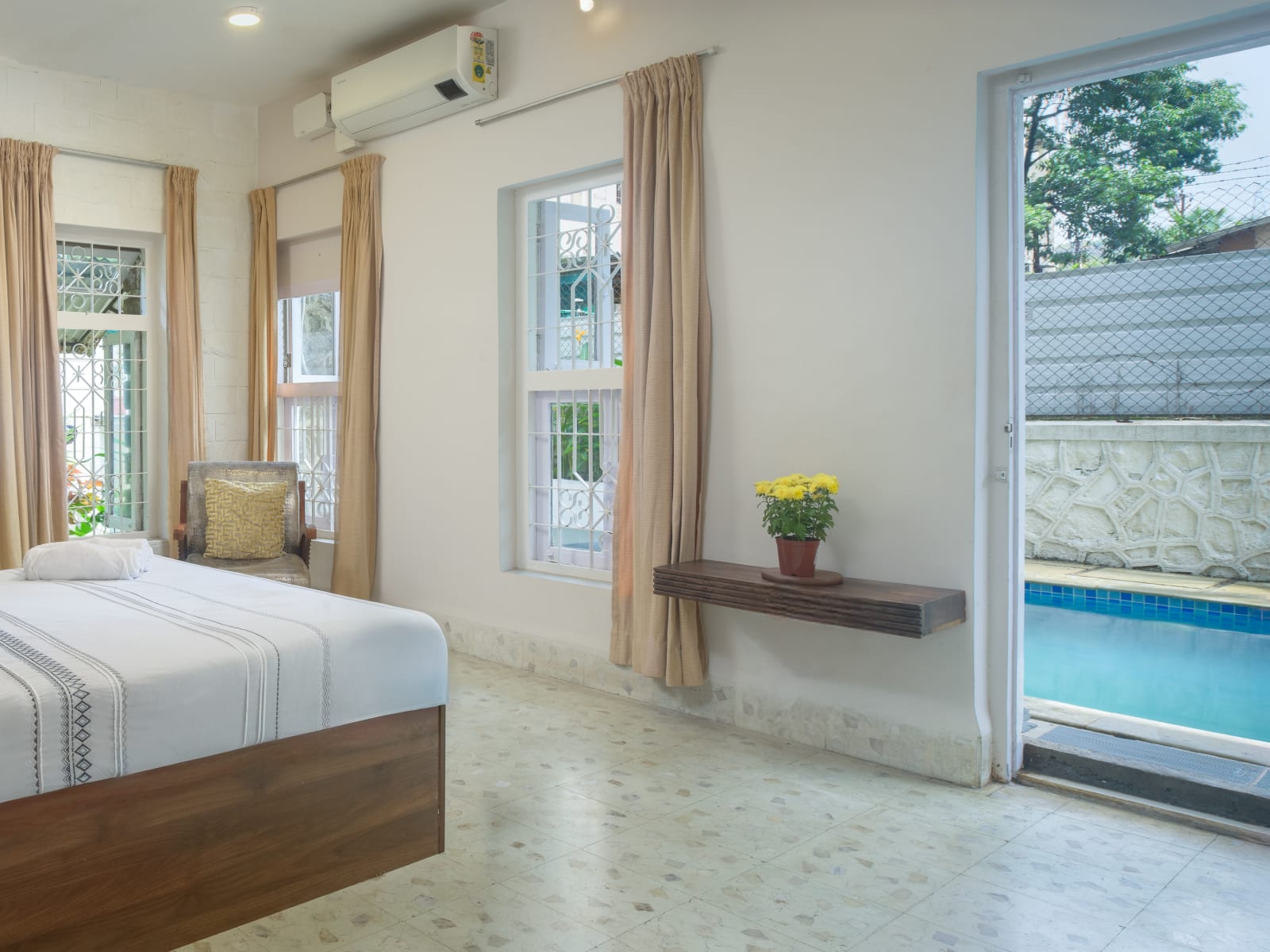 Lower Bedroom – Ideal for Seniors, Easy Bed Access